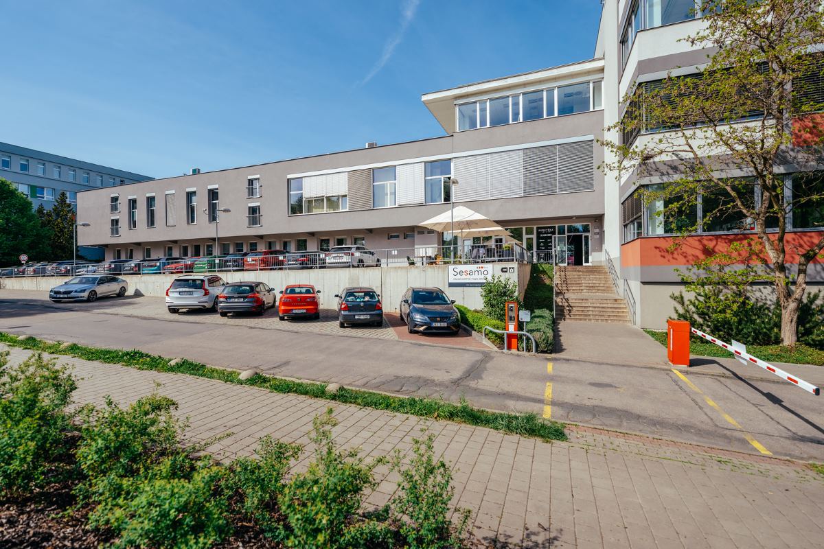 Budova ordinace Dentárko s parkovištěm a závorou