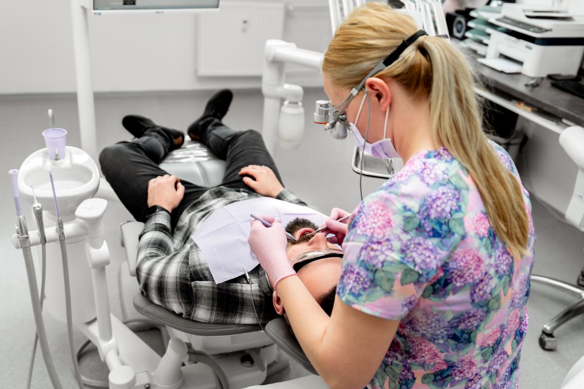 Lékařka ošetřuje pacienta v ordinaci Dentárko