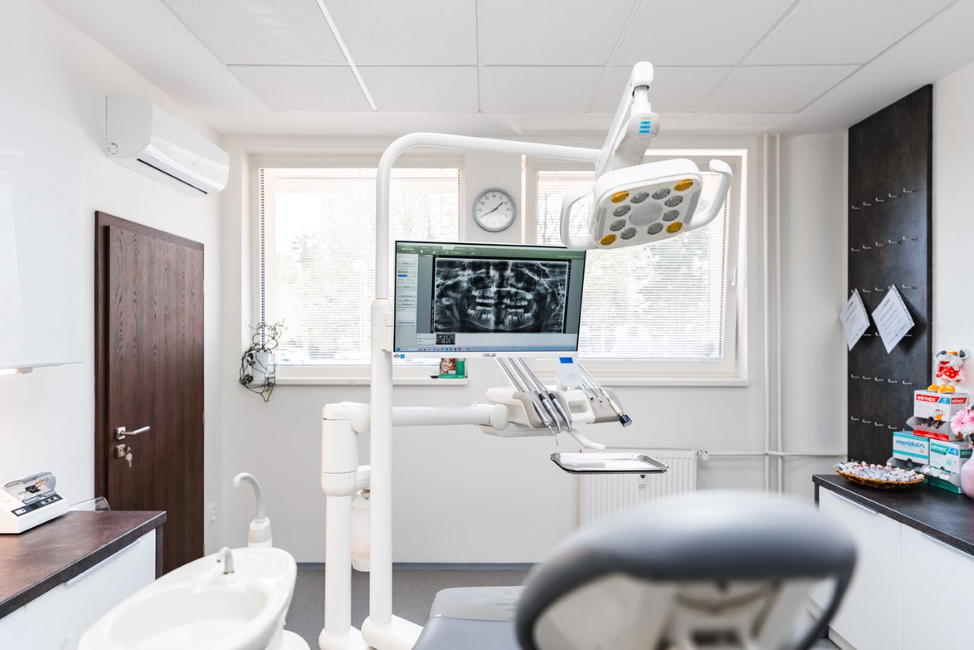 Ošetřovna Dentárka: křeslo a velká obrazovka se snímkem chrupu